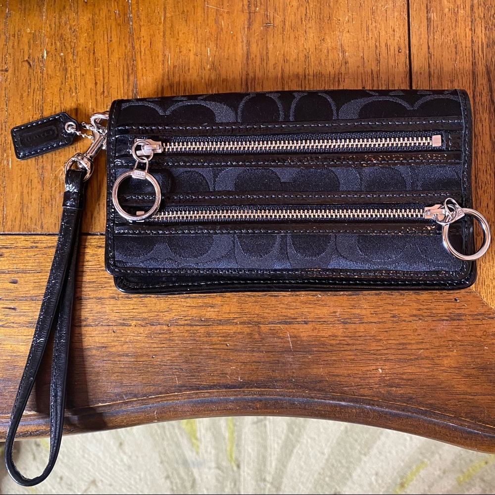 Coach Poppy wristlet with great silver detail!